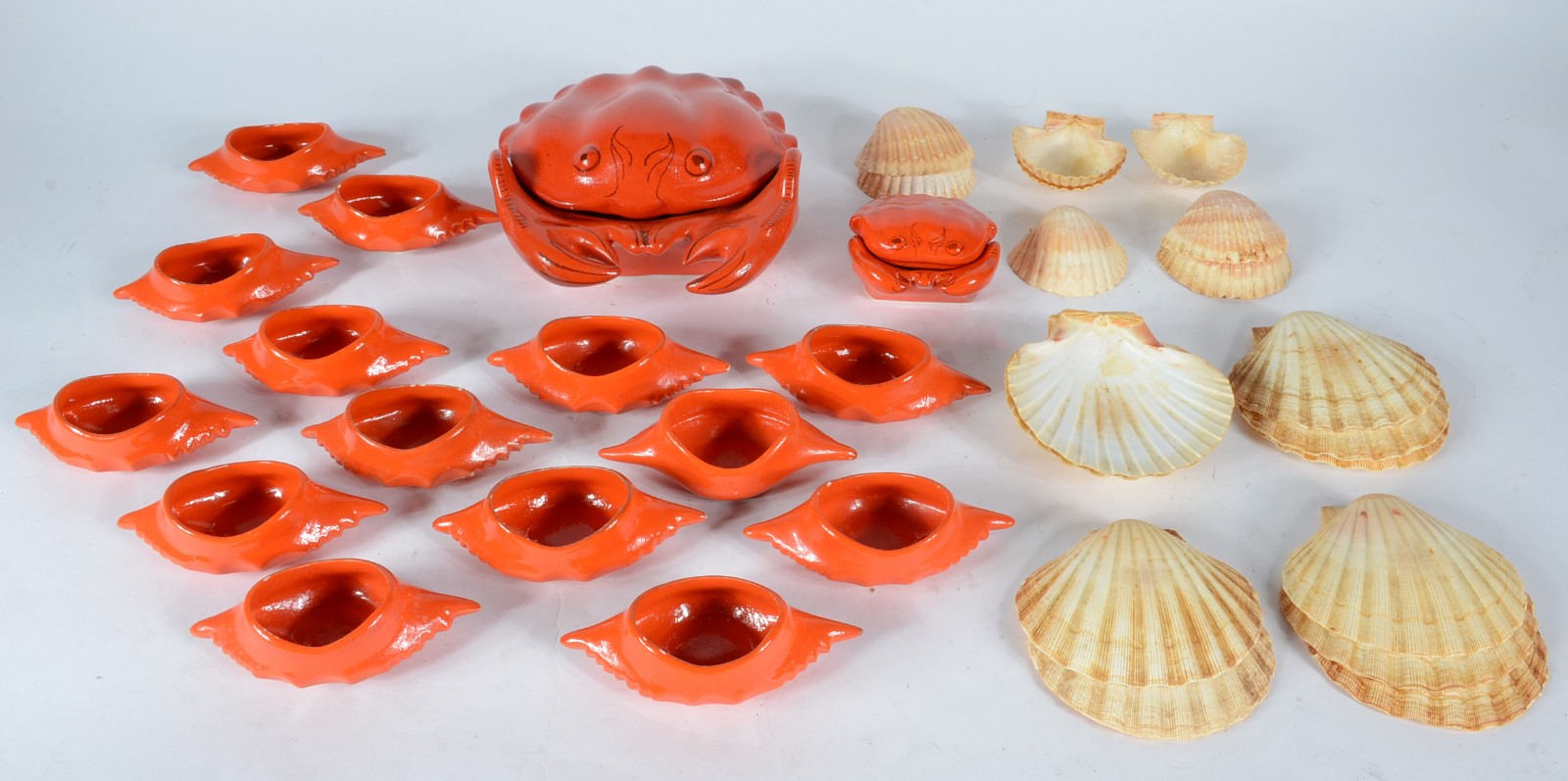 Conjunto de cerâmica na cor laranja composto de sopeira, molheira e... - foto 1 de 11
