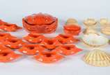 Conjunto de cerâmica na cor laranja composto de... - Conjunto de cerâmica na cor laranja composto de sopeira, molheira e 14 recipientes para casquinha de siri e 22 conchas para coquille. Total: 36 ...