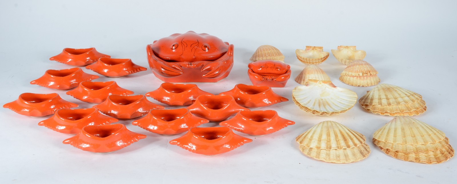 Conjunto de cerâmica na cor laranja composto de sopeira, molheira e... - foto 2 de 11