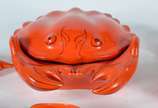 Conjunto de cerâmica na cor laranja composto de... - Conjunto de cerâmica na cor laranja composto de sopeira, molheira e 14 recipientes para casquinha de siri e 22 conchas para coquille. Total: 36 ...
