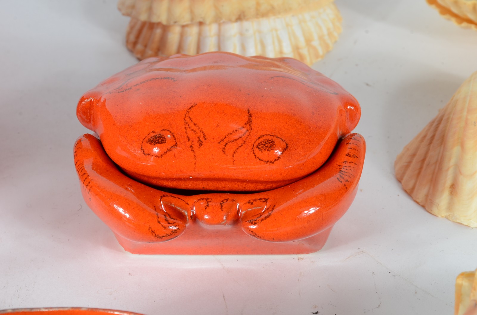 Conjunto de cerâmica na cor laranja composto de sopeira, molheira e... - foto 4 de 11