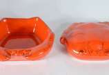 Conjunto de cerâmica na cor laranja composto de... - Conjunto de cerâmica na cor laranja composto de sopeira, molheira e 14 recipientes para casquinha de siri e 22 conchas para coquille. Total: 36 ...