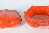 Conjunto de cerâmica na cor laranja composto de... - Conjunto de cerâmica na cor laranja composto de sopeira, molheira e 14 recipientes para casquinha de siri e 22 conchas para coquille. Total: 36 ...