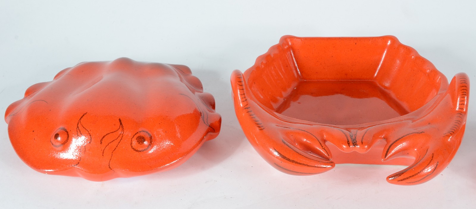 Conjunto de cerâmica na cor laranja composto de sopeira, molheira e... - foto 10 de 11