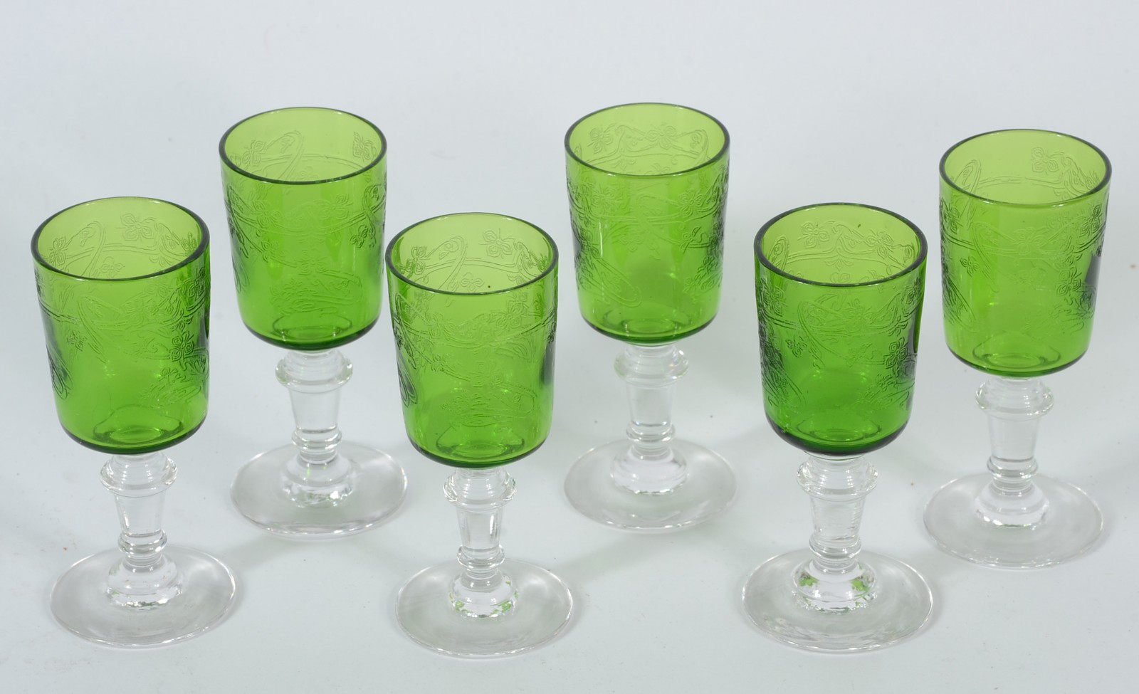 Conjunto com 6 copos para licor de cristal europeu lavrado com... - foto 1 de 3