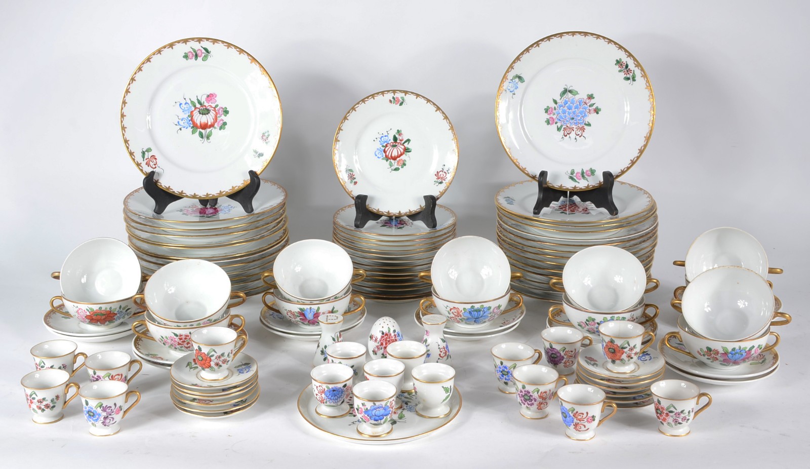 Aparelho de jantar de porcelana Mauá, pintada á mão com flores em... - foto 1 de 10
