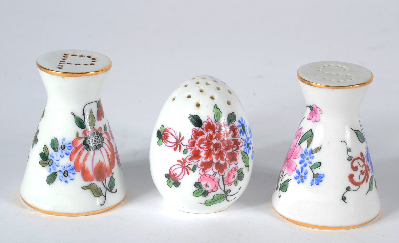 Aparelho de jantar de porcelana Mauá, pintada á mão com flores em... - foto 3 de 10
