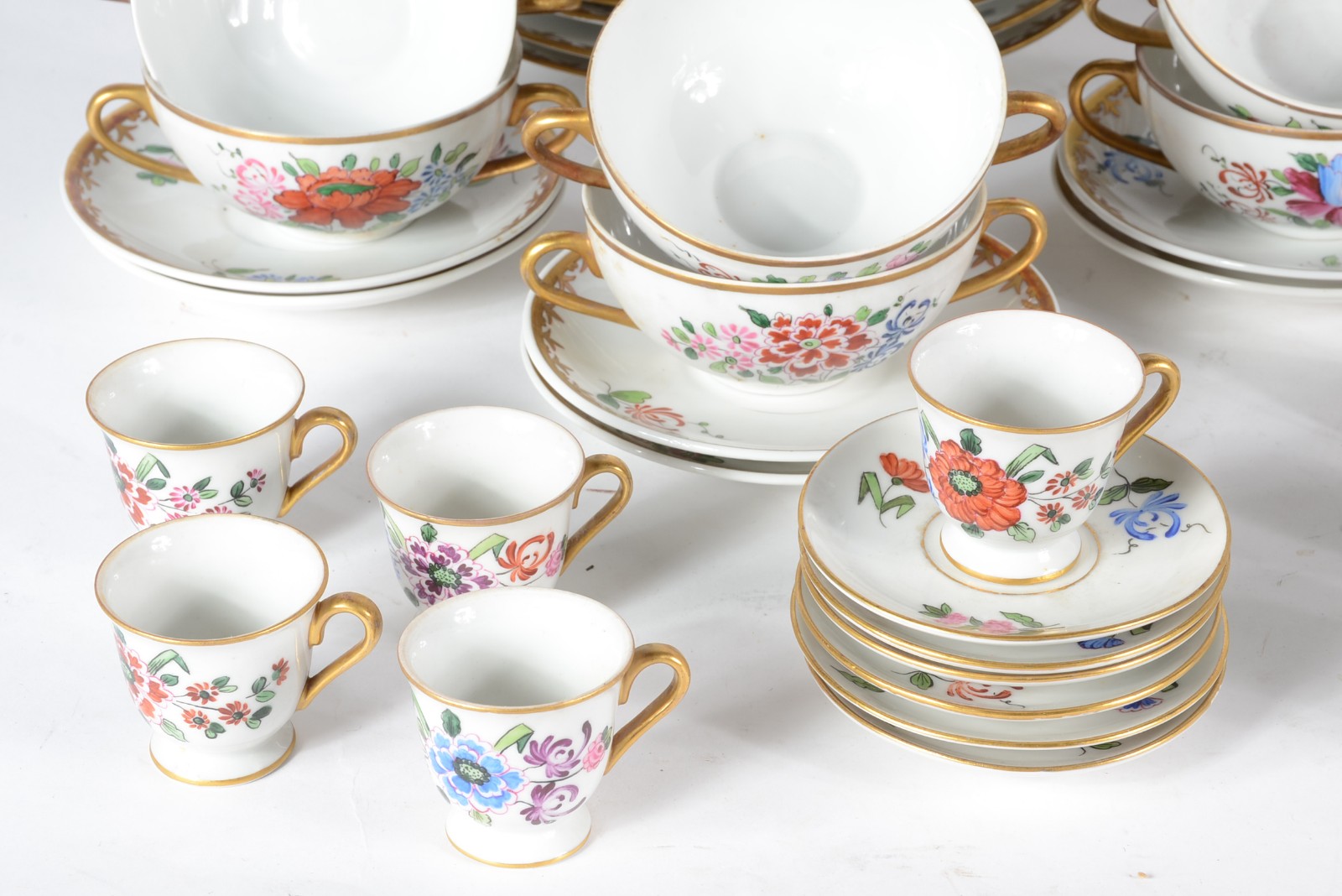 Aparelho de jantar de porcelana Mauá, pintada á mão com flores em... - foto 5 de 10