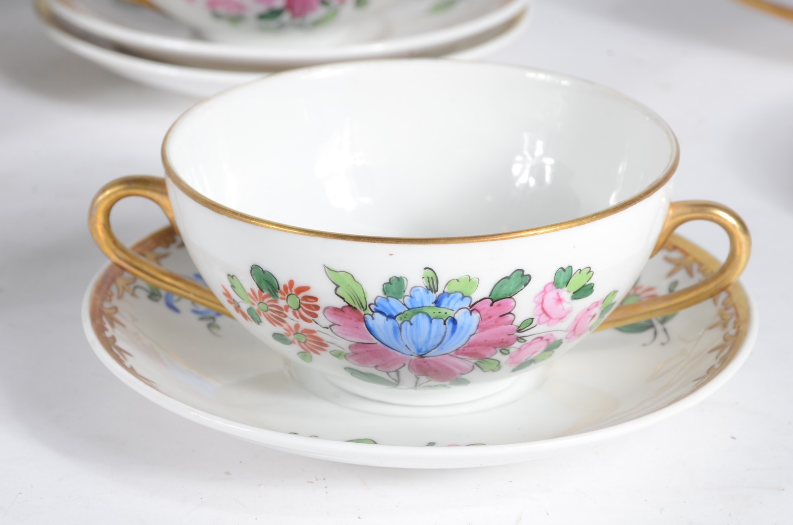 Aparelho de jantar de porcelana Mauá, pintada á mão com flores em... - foto 6 de 10