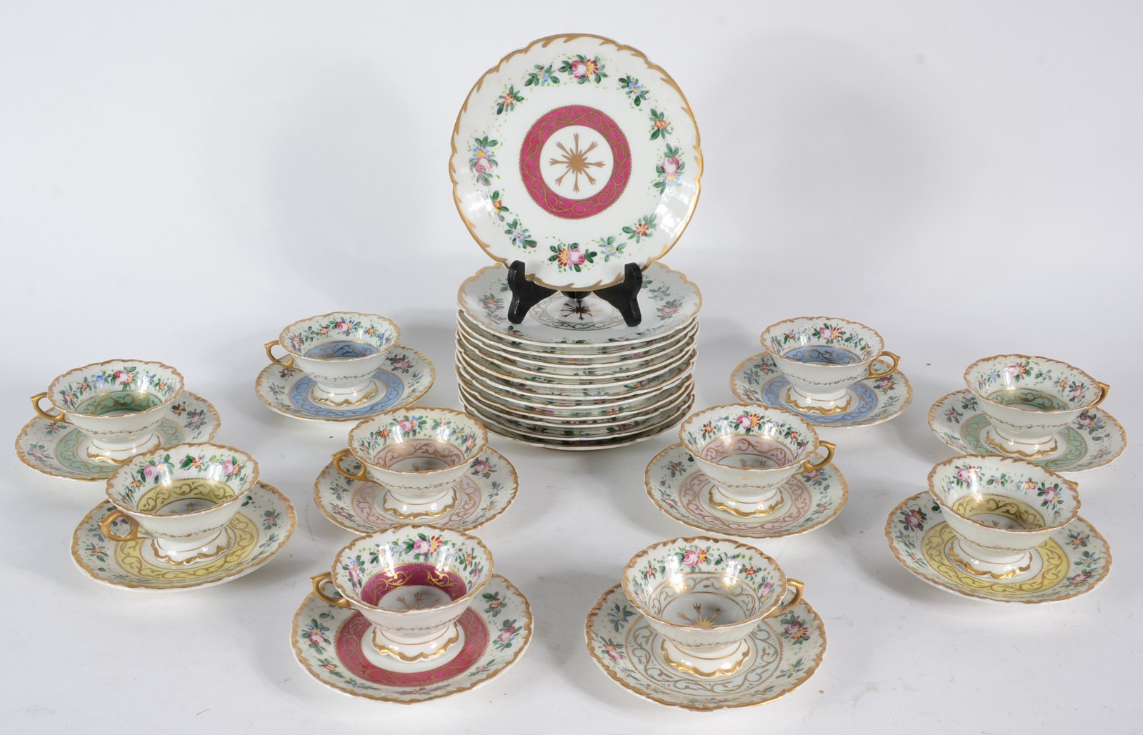Conjunto de chá de porcelana francesa, decoração floral em policromia... - foto 1 de 7