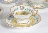 Conjunto de chá de porcelana francesa, decoraçã... - Conjunto de chá de porcelana francesa, decoração floral em policromia e tarjas em diversos tons, realces dourados, composto de 10 xícaras com pi...