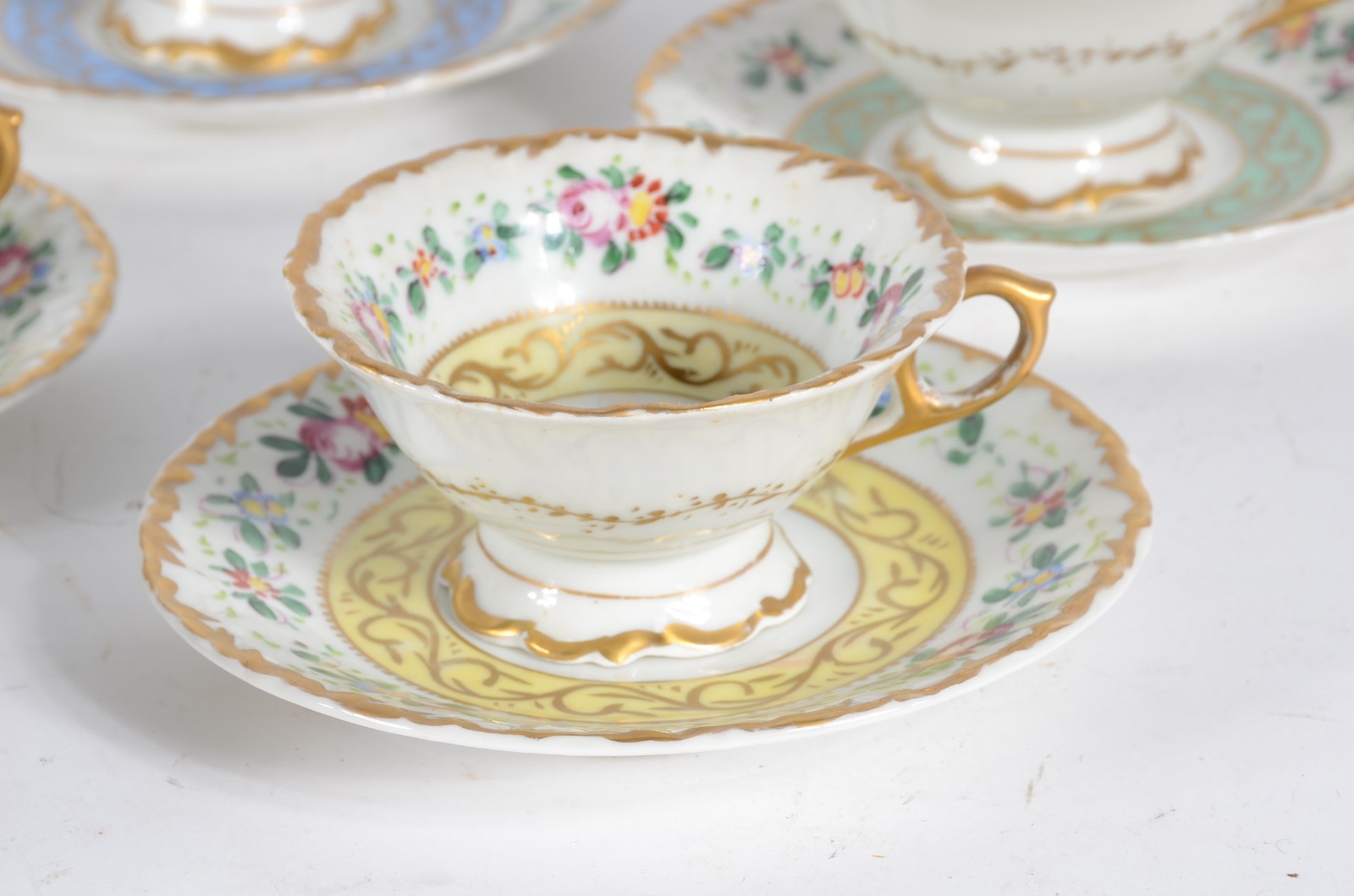 Conjunto de chá de porcelana francesa, decoração floral em policromia... - foto 3 de 7