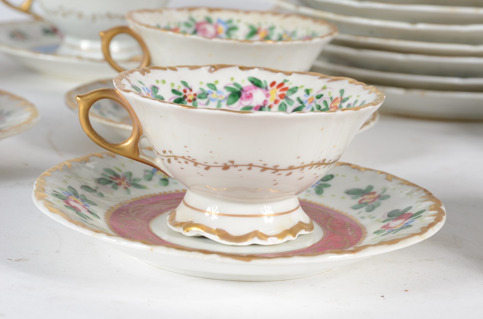 Conjunto de chá de porcelana francesa, decoração floral em policromia... - foto 4 de 7