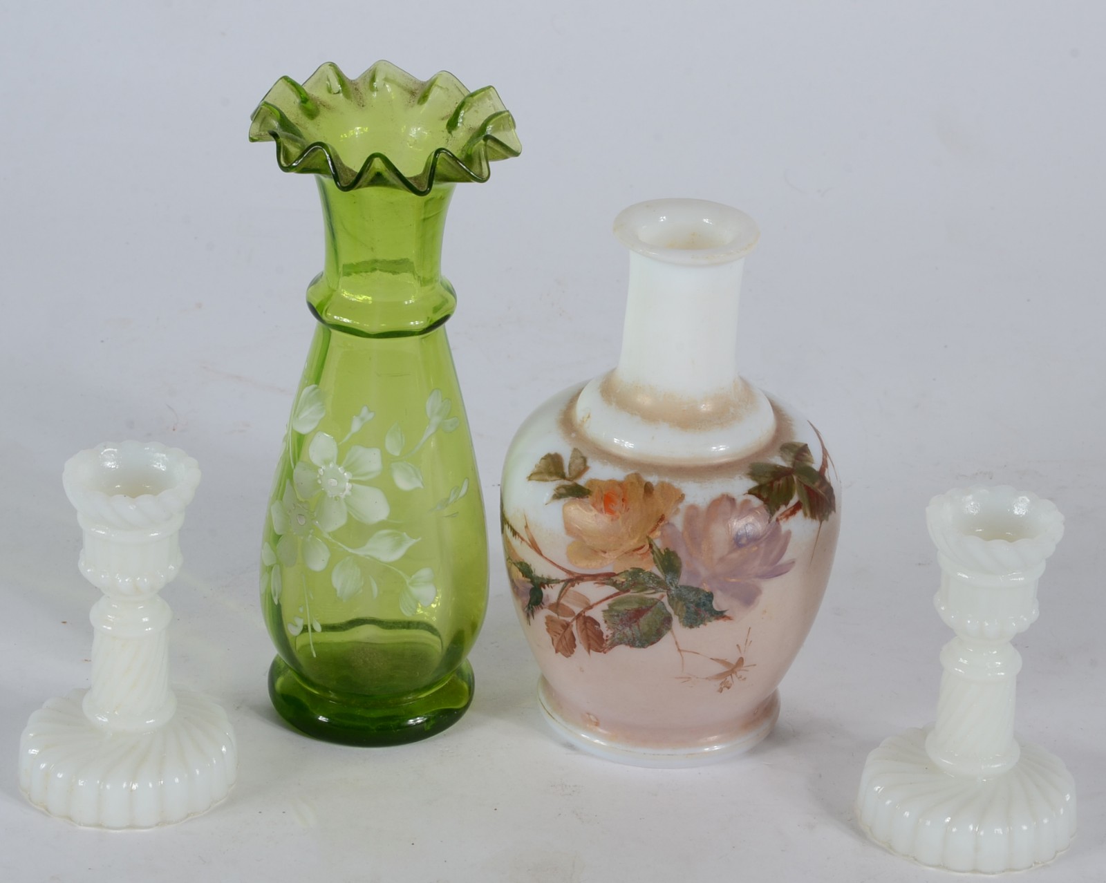 Quatro peças pequenas, sendo: vaso de vidro verde com flores... - foto 1 de 5