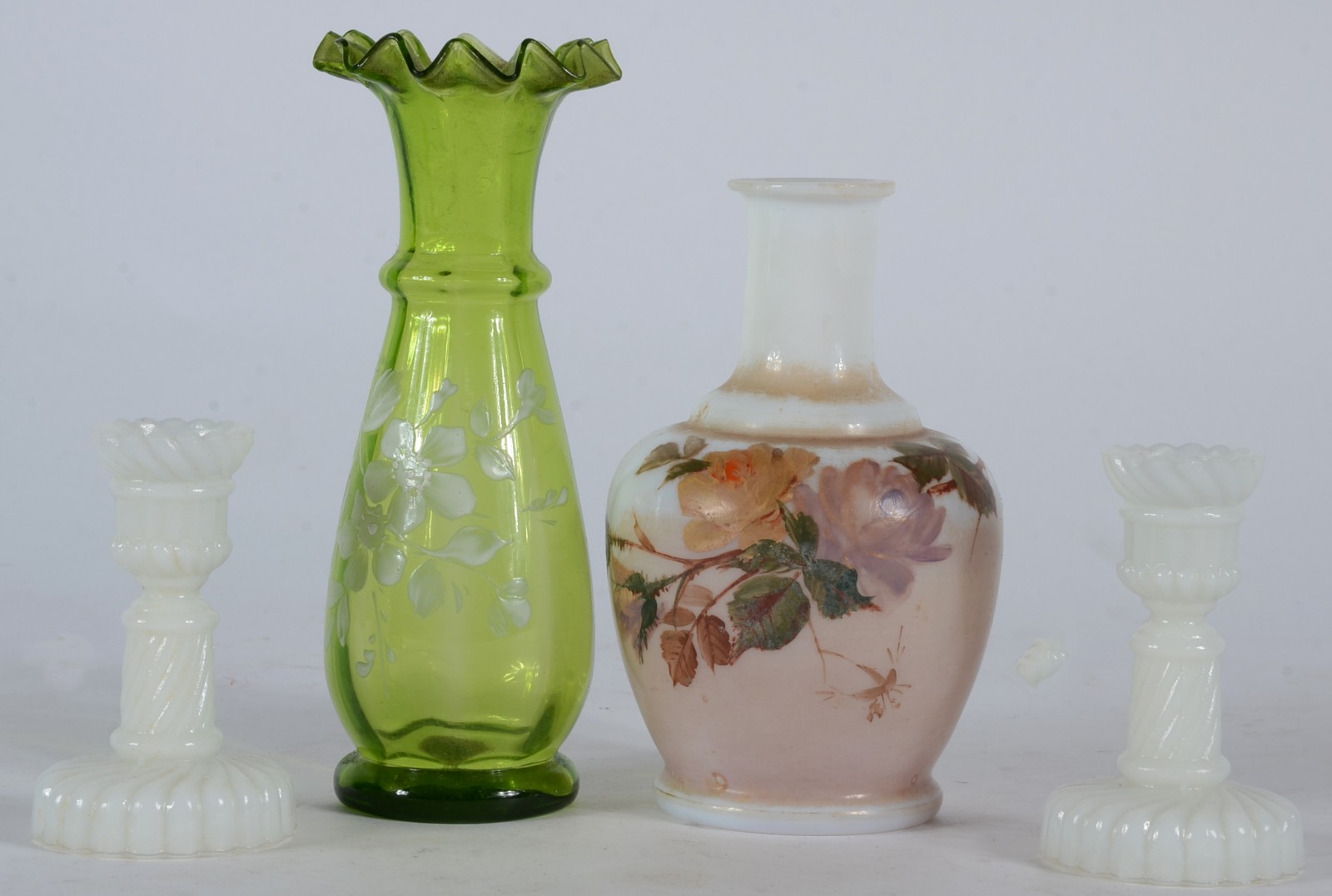 Quatro peças pequenas, sendo: vaso de vidro verde com flores... - foto 2 de 5