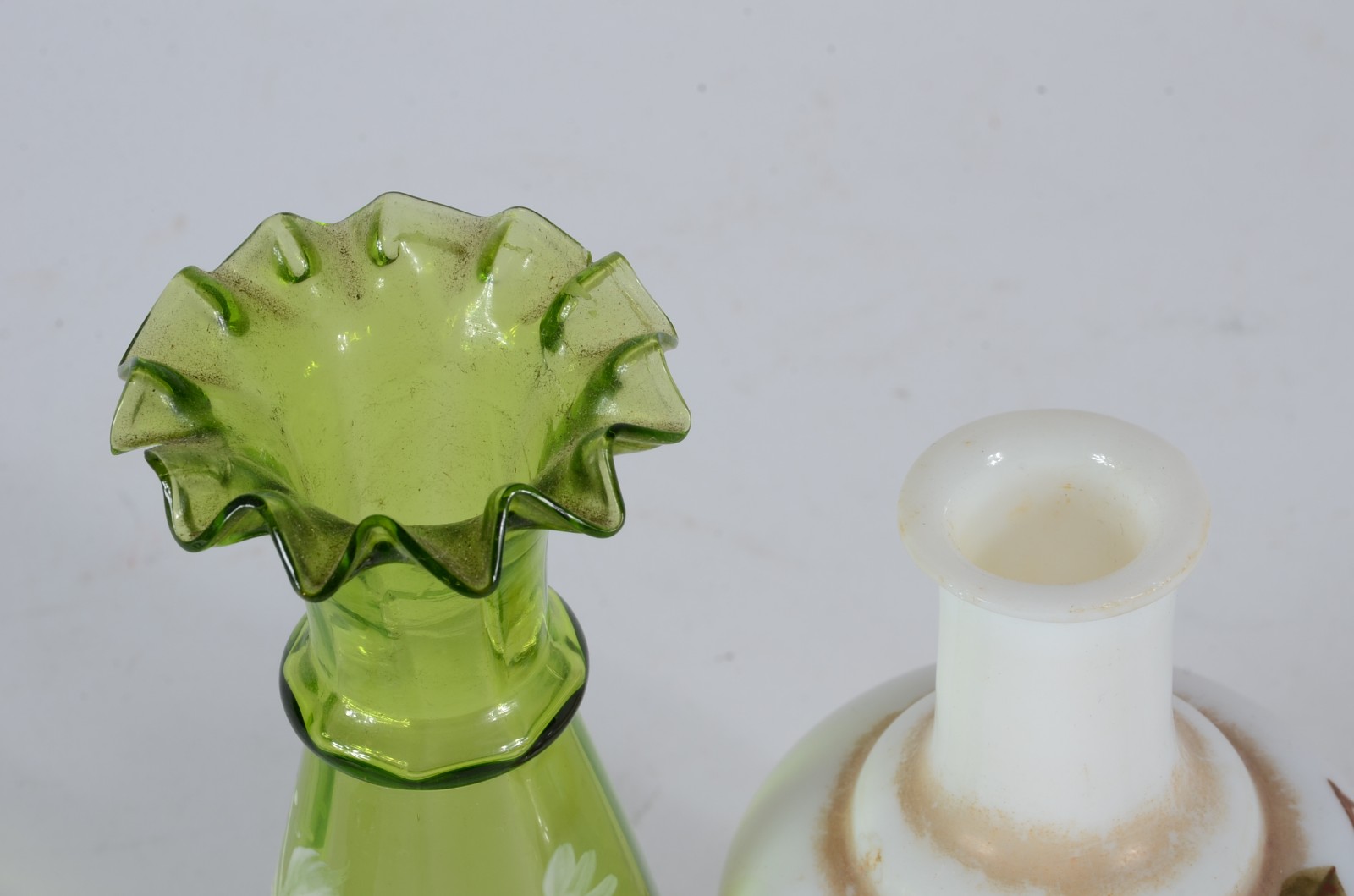 Quatro peças pequenas, sendo: vaso de vidro verde com flores... - foto 4 de 5