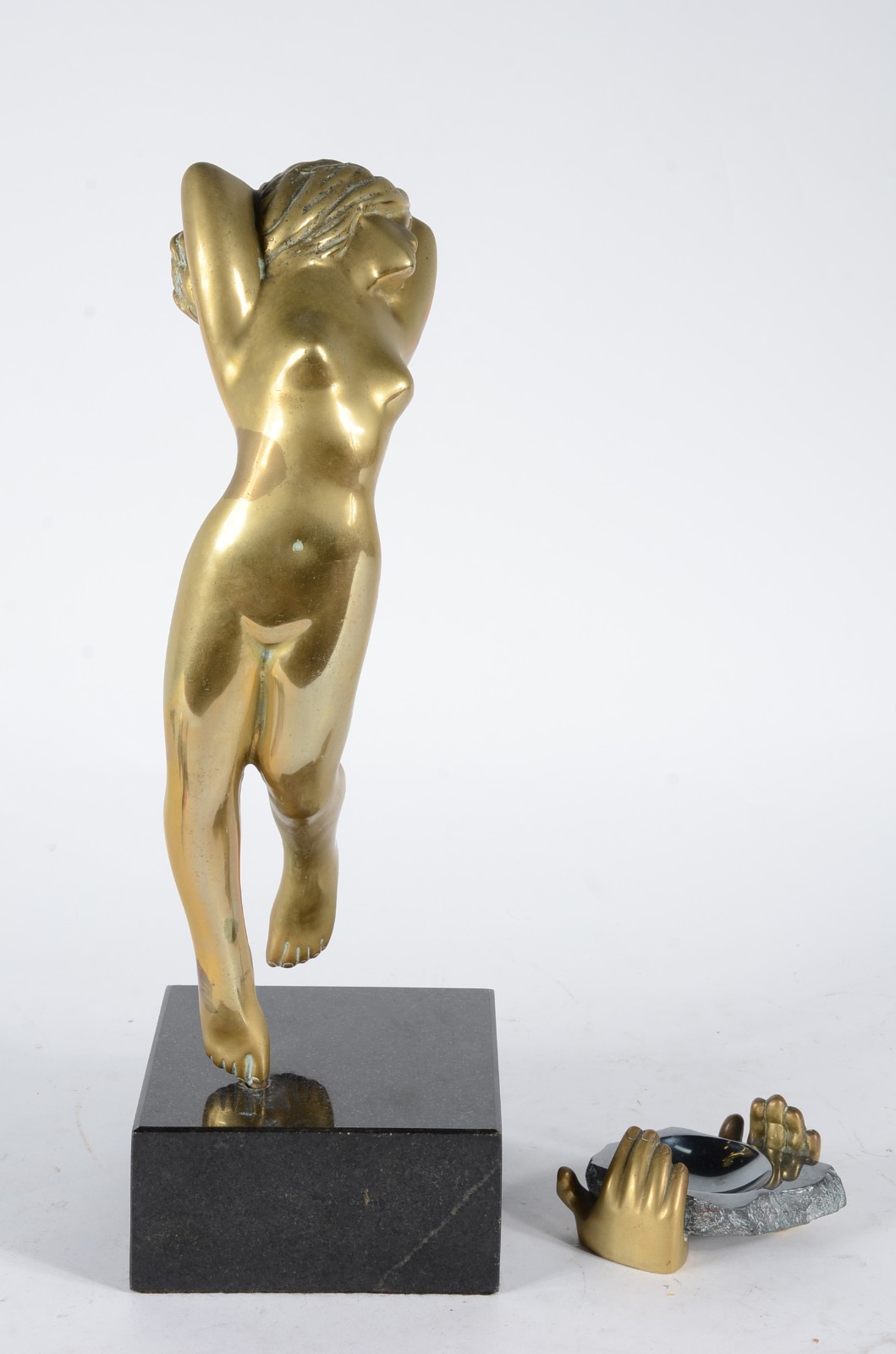 Duas peças, sendo: escultura de bronze sem assinatura e um cinzeiro... - foto 1 de 9