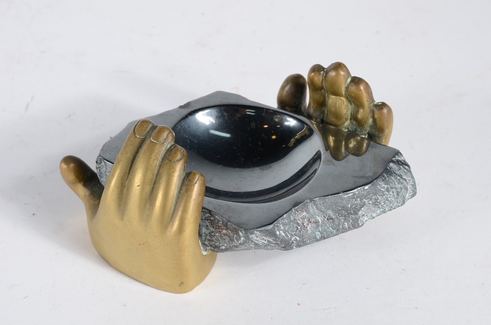 Duas peças, sendo: escultura de bronze sem assinatura e um cinzeiro... - foto 2 de 9