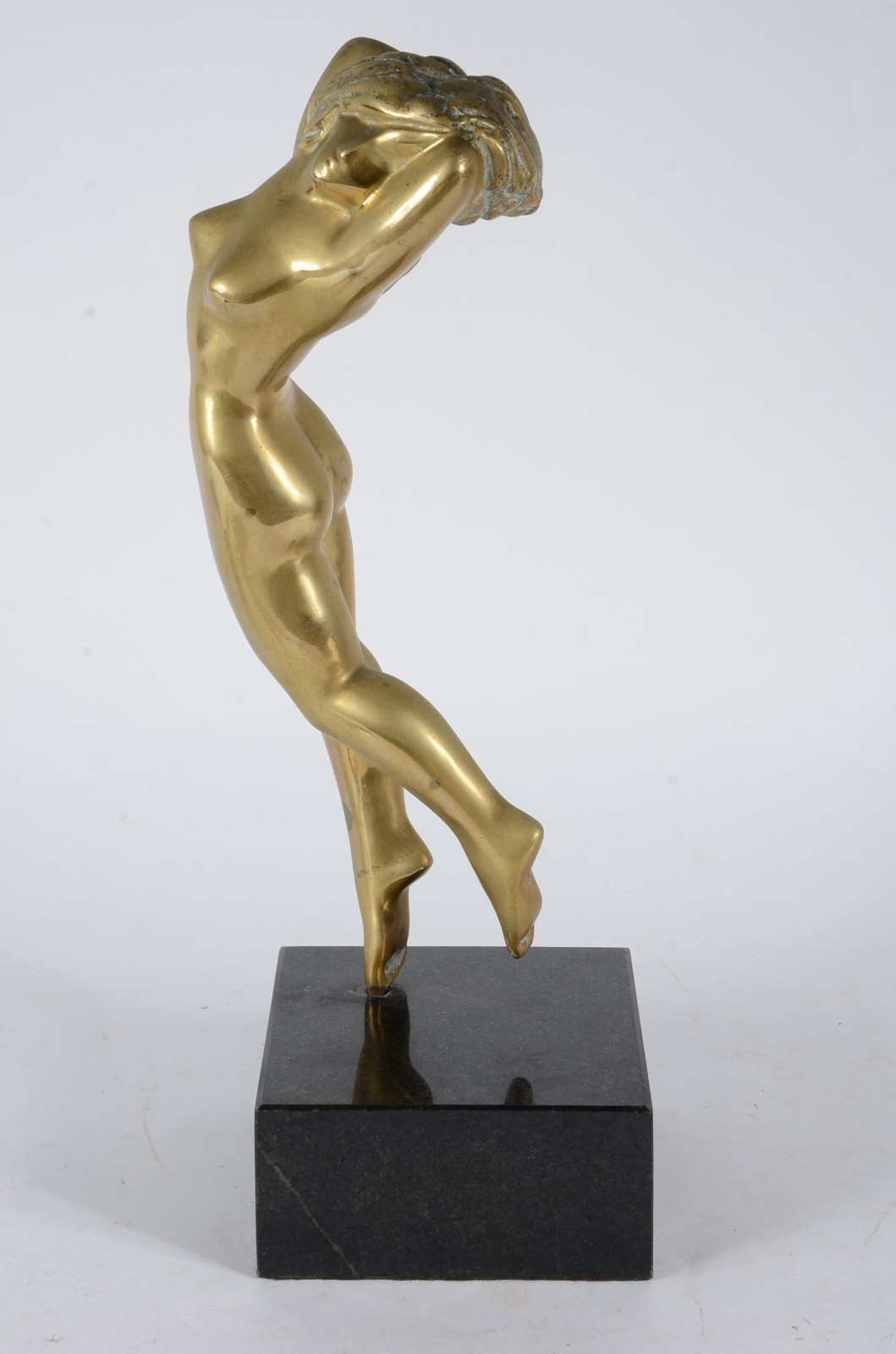 Duas peças, sendo: escultura de bronze sem assinatura e um cinzeiro... - foto 3 de 9