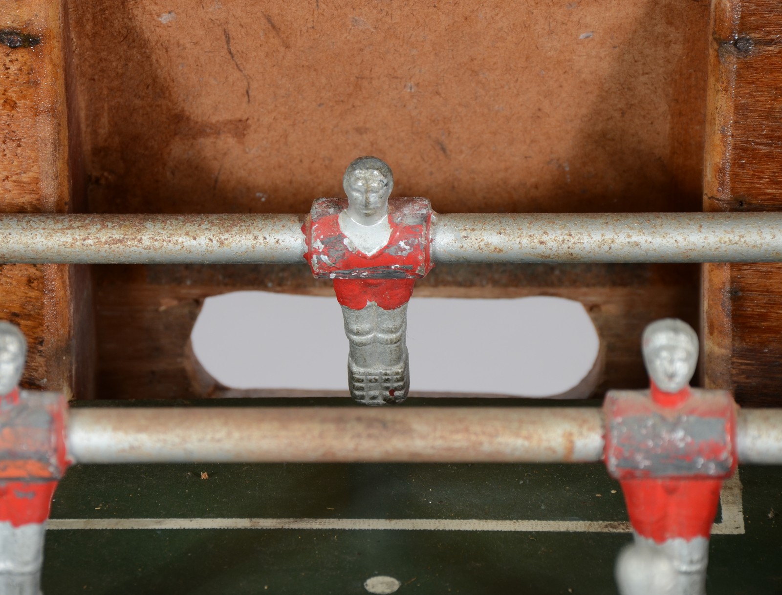 Mesa de jogo Pebolim (totó) de madeira, bonecos de metal com... - foto 7 de 8