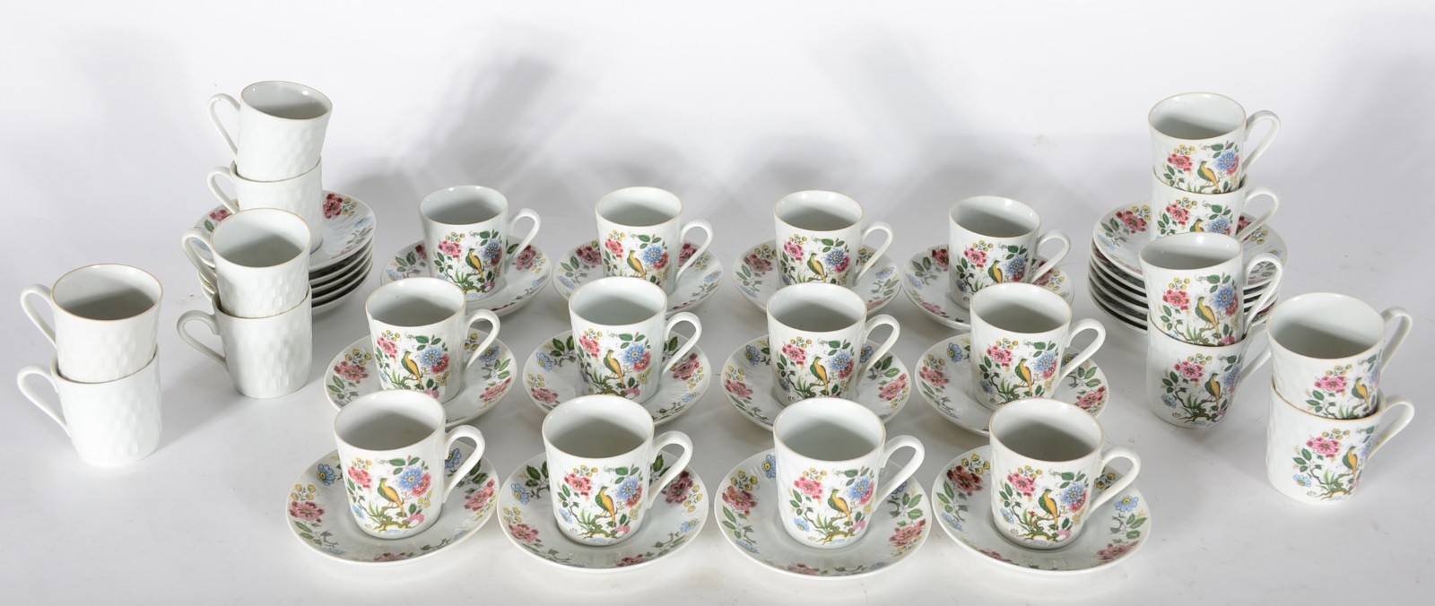 Conjunto com 23 xícaras de café com pires de porcelana Emano... - foto 1 de 3