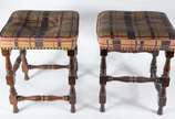 Par de banquetas de madeira nobre, pernas torne... - Par de banquetas de madeira nobre, pernas torneadas e assentos estofados e forrados com tecido xadrez (desgastes no tecido).