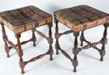 Par de banquetas de madeira nobre, pernas torne... - Par de banquetas de madeira nobre, pernas torneadas e assentos estofados e forrados com tecido xadrez (desgastes no tecido).