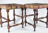 Par de banquetas de madeira nobre, pernas torne... - Par de banquetas de madeira nobre, pernas torneadas e assentos estofados e forrados com tecido xadrez (desgastes no tecido).