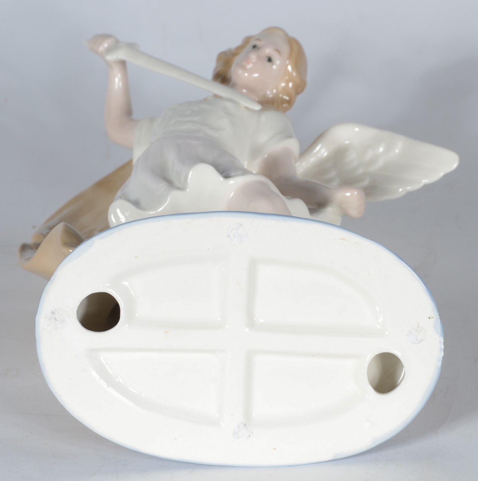 Escultura de porcelana policromada representando São Miguel. - foto 7 de 7