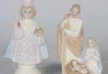 Duas miniaturas sacras de porcelana, sendo uma ... - Duas miniaturas sacras de porcelana, sendo uma representando Sagrada Família e Menino Jesus de Praga.