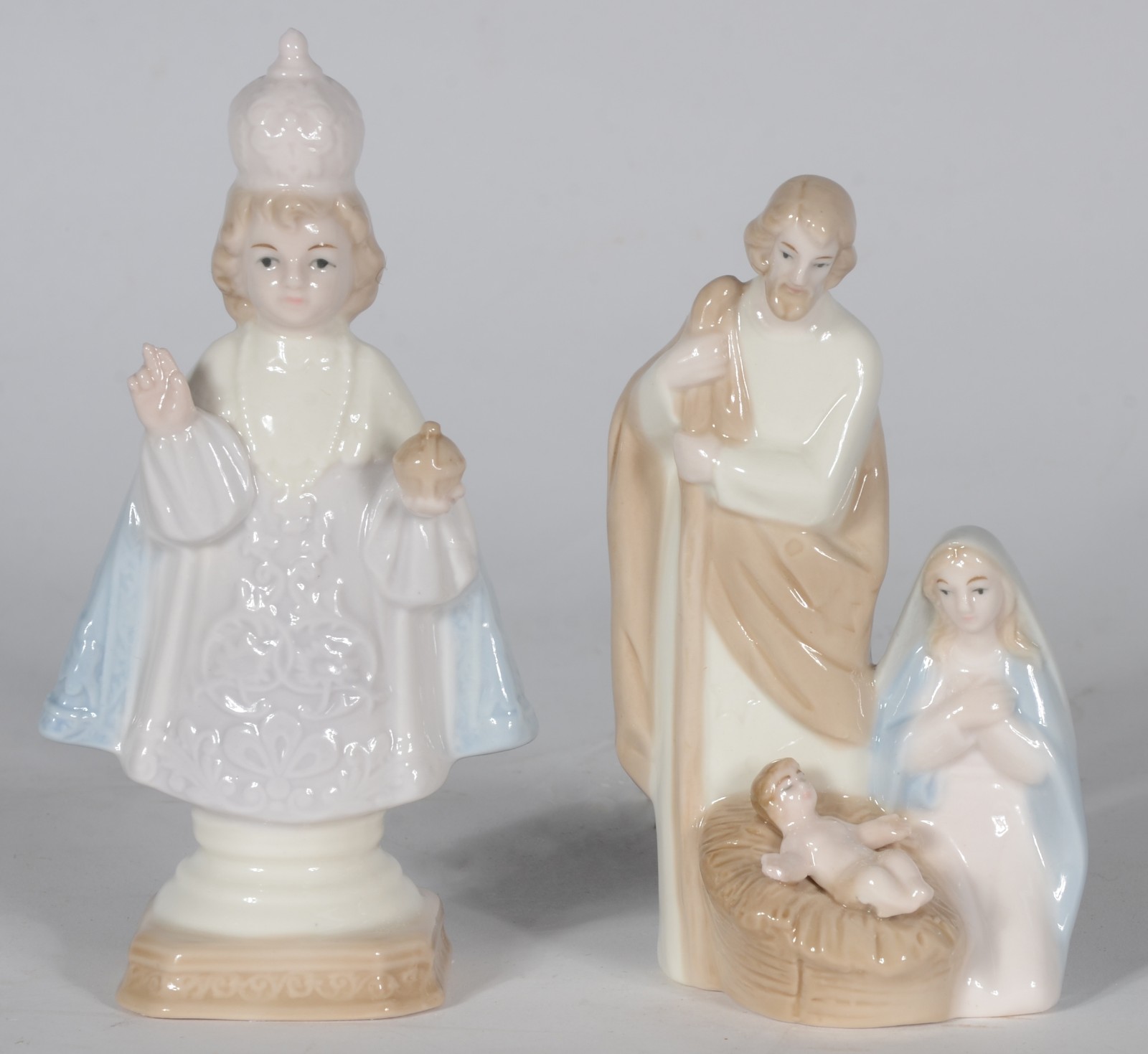 Duas miniaturas sacras de porcelana, sendo uma representando Sagrada... - foto 1 de 6