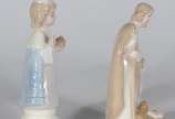Duas miniaturas sacras de porcelana, sendo uma ... - Duas miniaturas sacras de porcelana, sendo uma representando Sagrada Família e Menino Jesus de Praga.