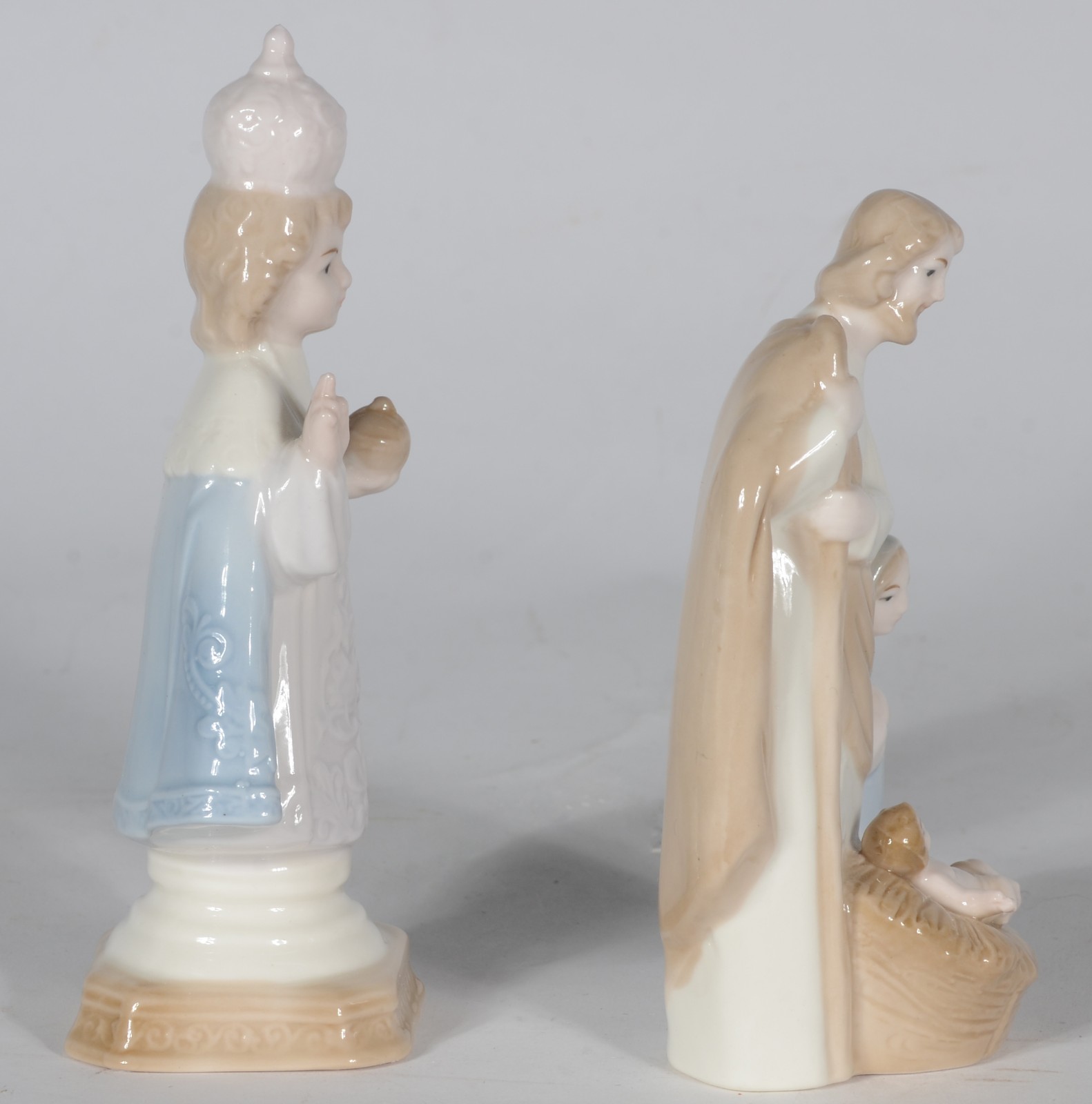 Duas miniaturas sacras de porcelana, sendo uma representando Sagrada... - foto 3 de 6