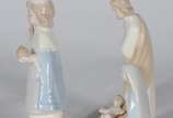 Duas miniaturas sacras de porcelana, sendo uma ... - Duas miniaturas sacras de porcelana, sendo uma representando Sagrada Família e Menino Jesus de Praga.