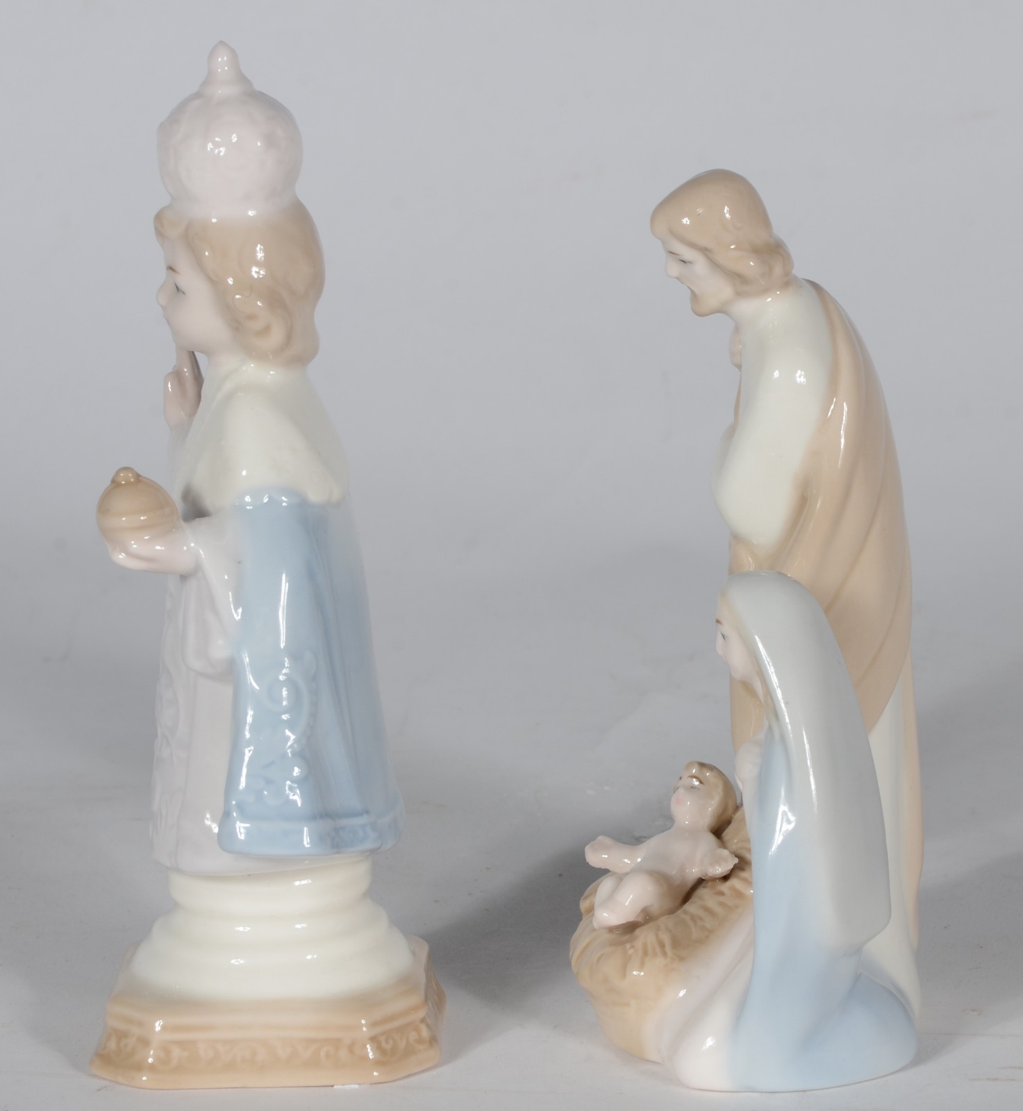 Duas miniaturas sacras de porcelana, sendo uma representando Sagrada... - foto 4 de 6