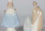 Duas miniaturas sacras de porcelana, sendo uma ... - Duas miniaturas sacras de porcelana, sendo uma representando Sagrada Família e Menino Jesus de Praga.