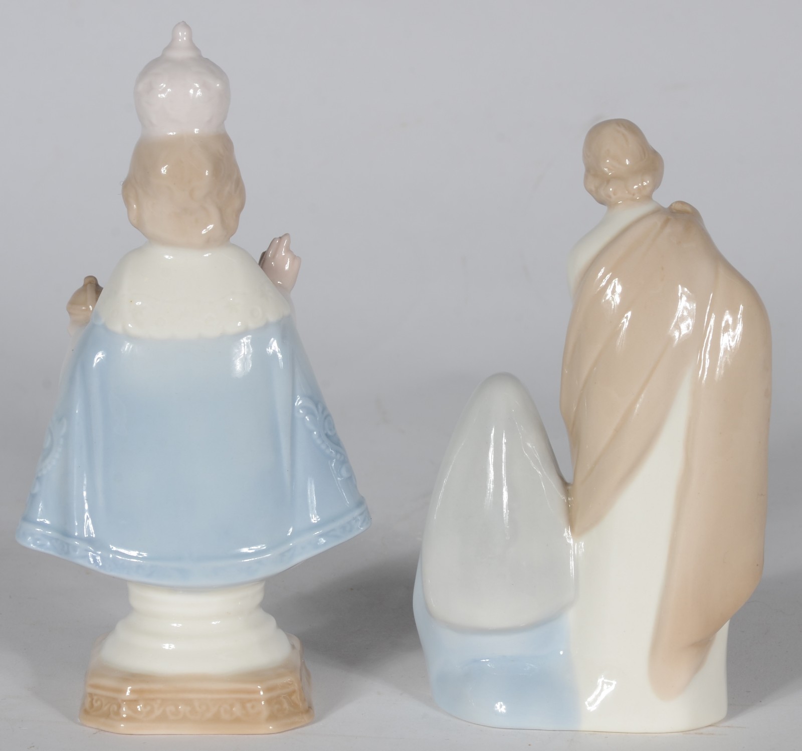 Duas miniaturas sacras de porcelana, sendo uma representando Sagrada... - foto 5 de 6