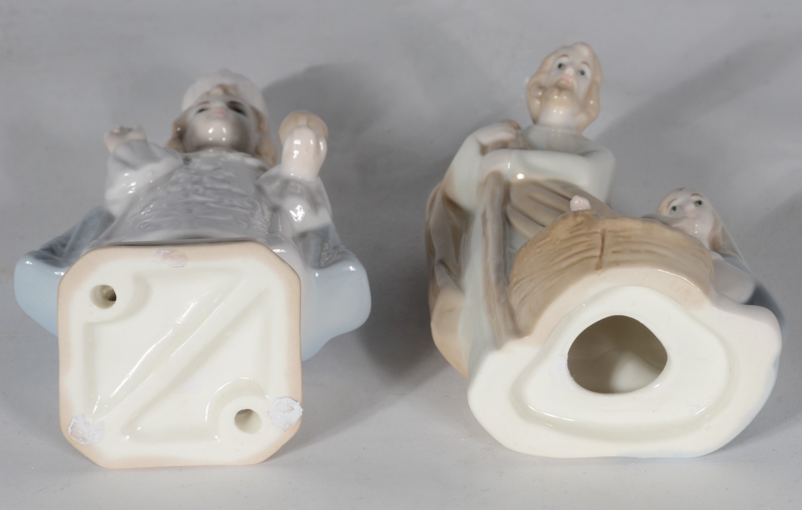 Duas miniaturas sacras de porcelana, sendo uma representando Sagrada... - foto 6 de 6