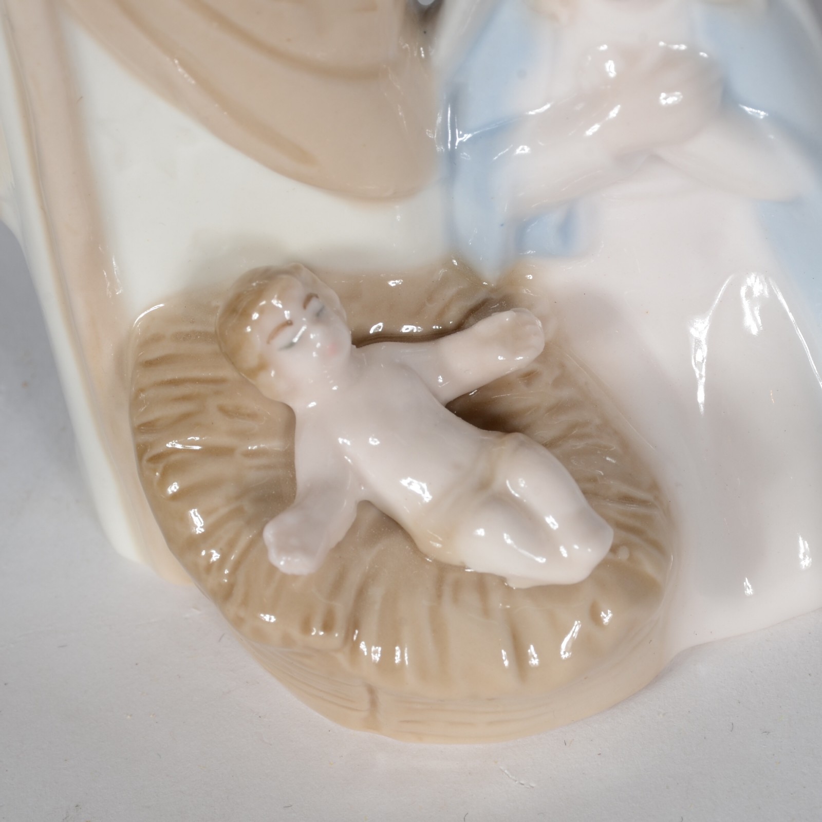 Duas miniaturas sacras de porcelana, sendo uma representando Sagrada... - foto 2 de 6