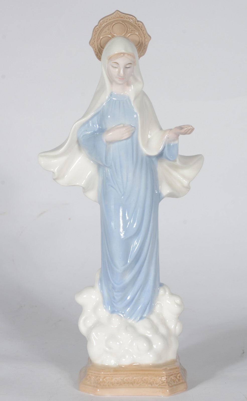 Escultura de porcelana policromada representando Virgem Maria. - foto 1 de 6