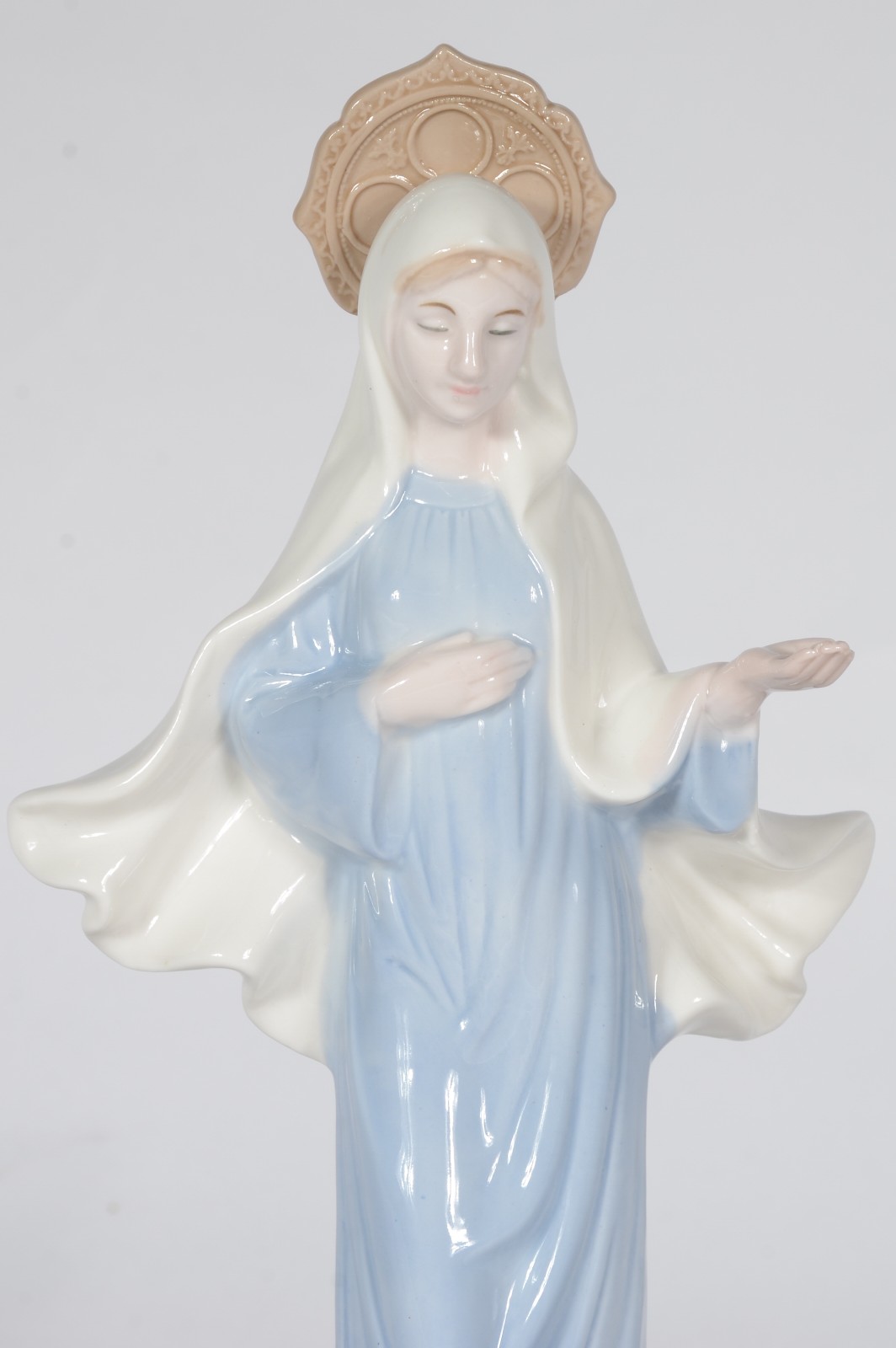 Escultura de porcelana policromada representando Virgem Maria. - foto 2 de 6
