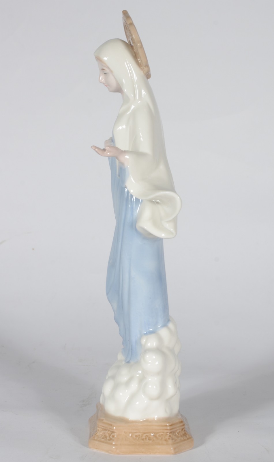 Escultura de porcelana policromada representando Virgem Maria. - foto 3 de 6