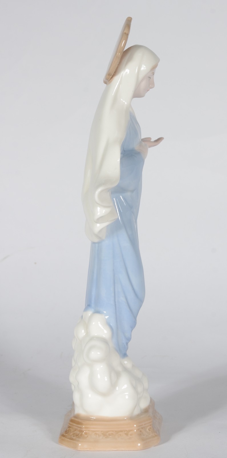 Escultura de porcelana policromada representando Virgem Maria. - foto 4 de 6
