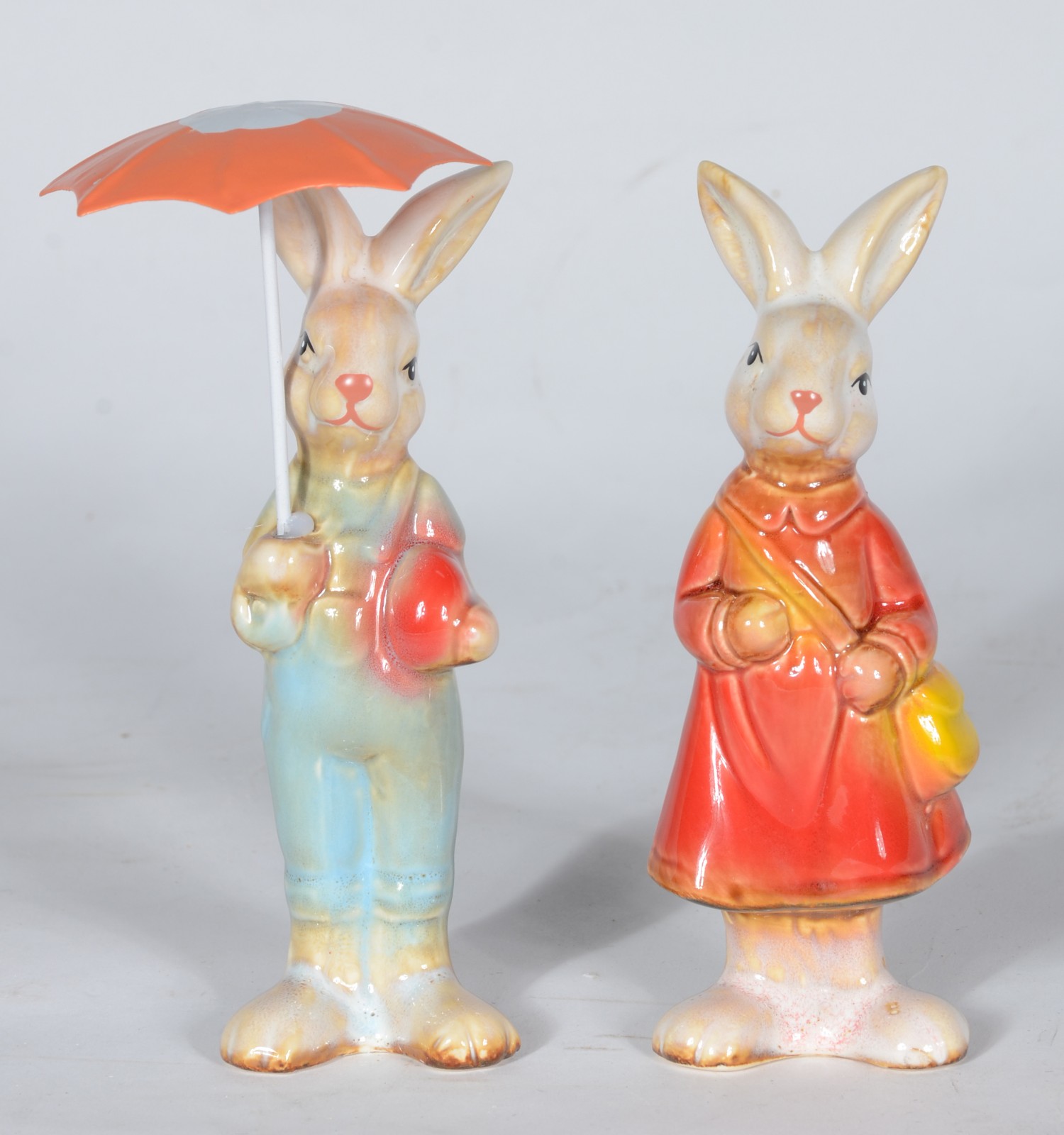 Escultura de porcelana policromada representando casal de coelhos com... - foto 1 de 6