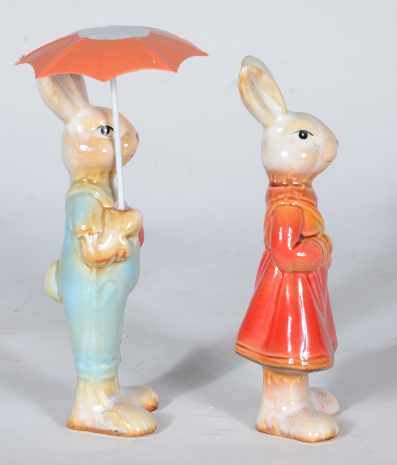 Escultura de porcelana policromada representando casal de coelhos com... - foto 2 de 6