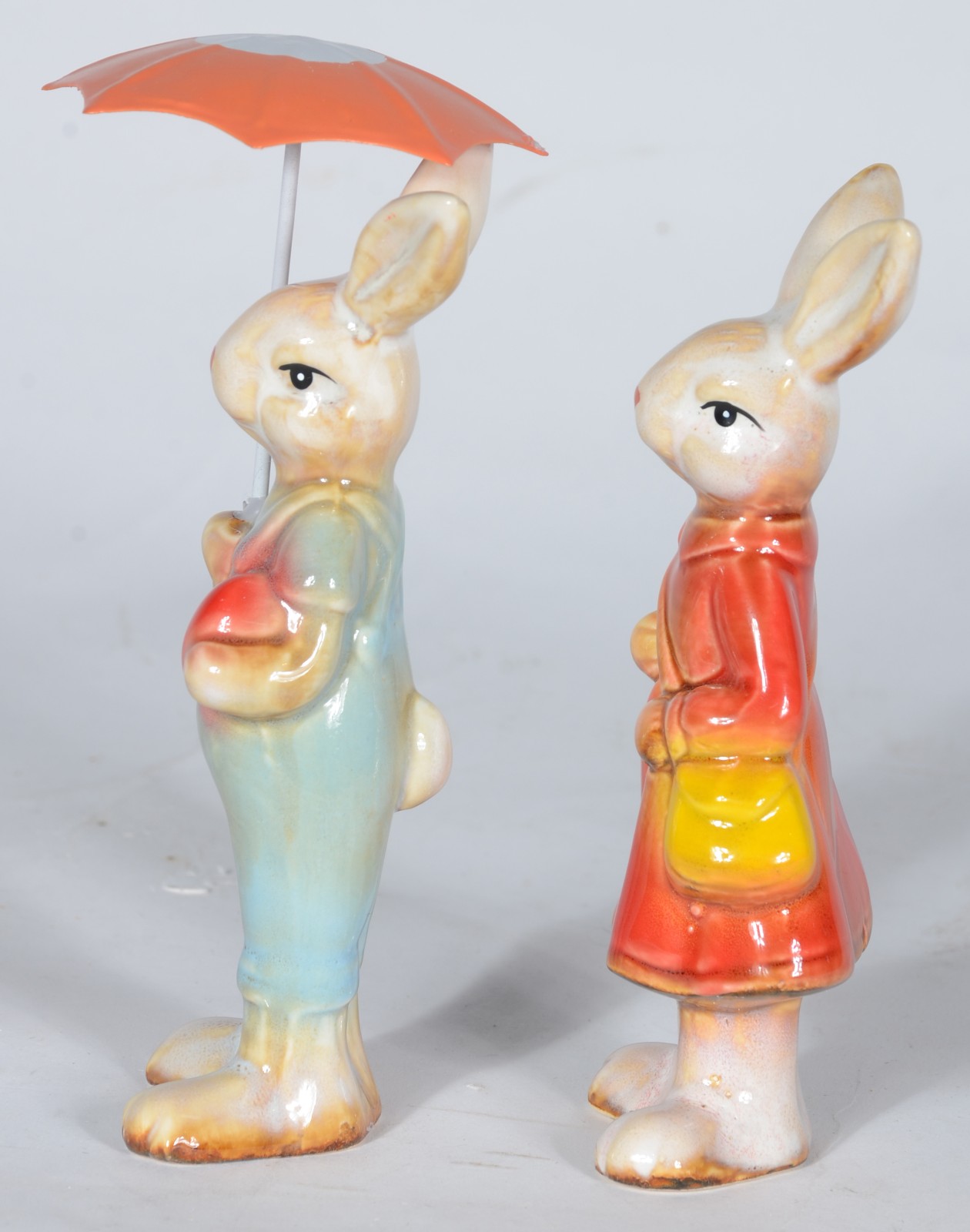 Escultura de porcelana policromada representando casal de coelhos com... - foto 3 de 6