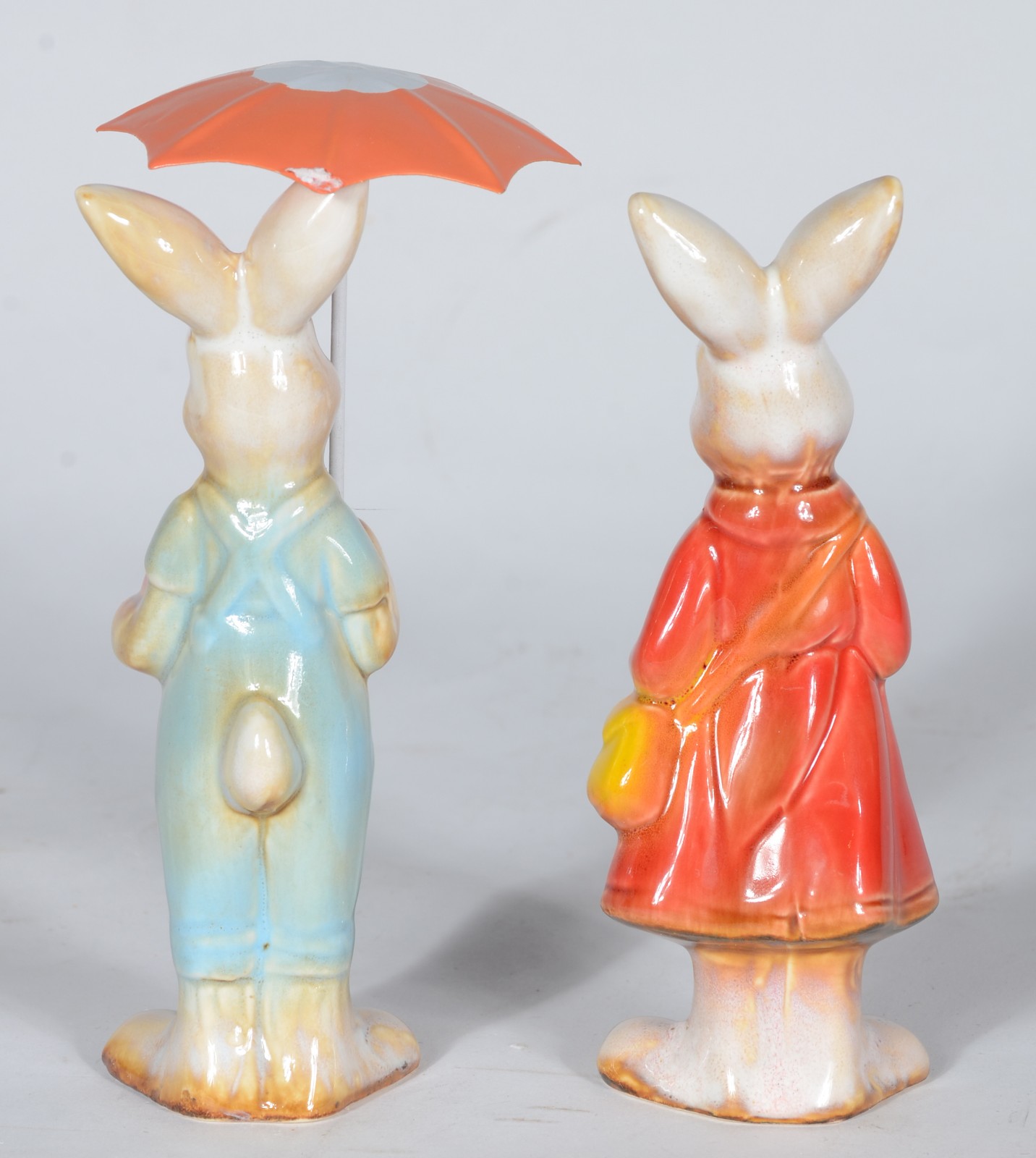 Escultura de porcelana policromada representando casal de coelhos com... - foto 4 de 6