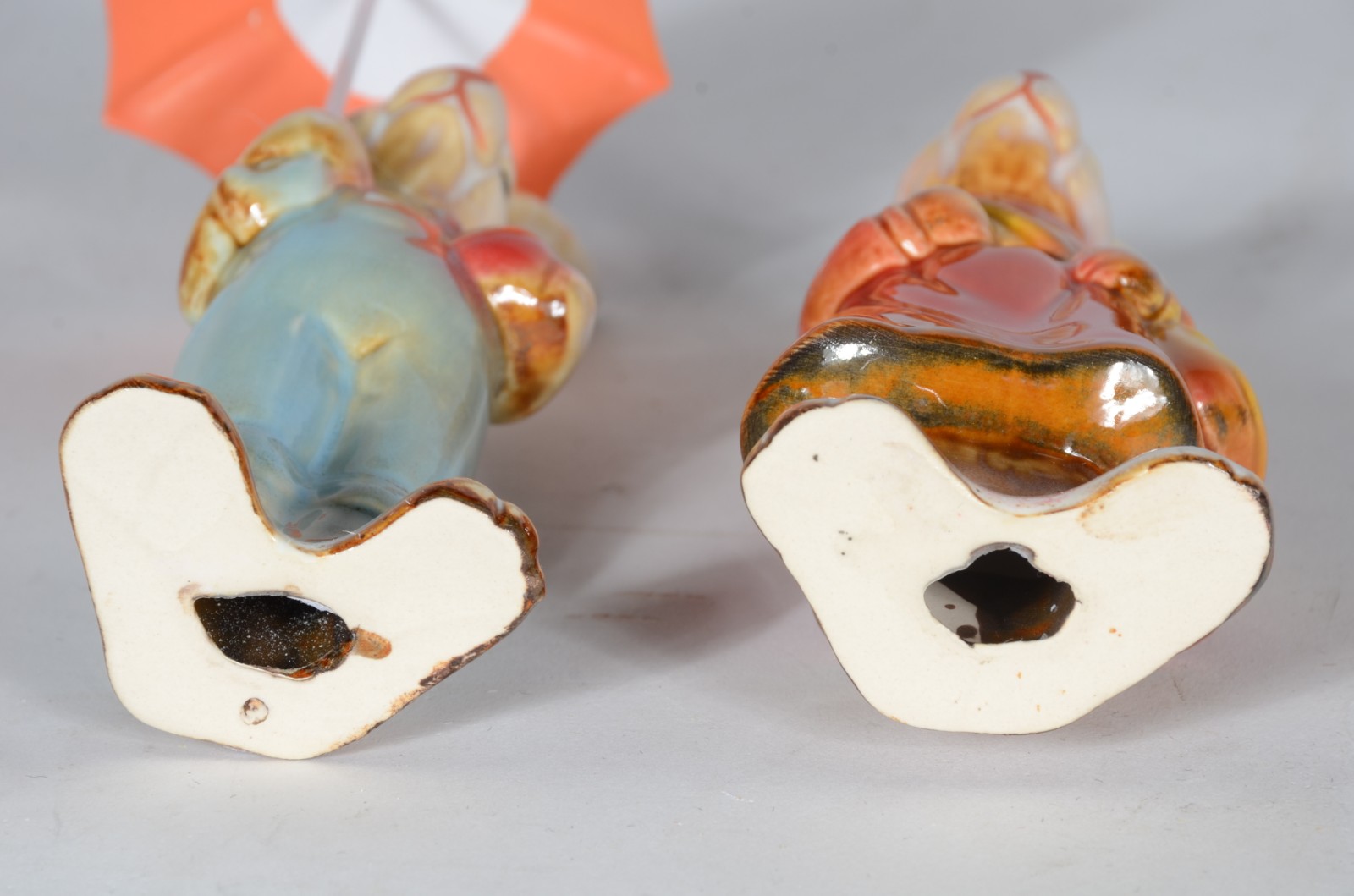 Escultura de porcelana policromada representando casal de coelhos com... - foto 6 de 6