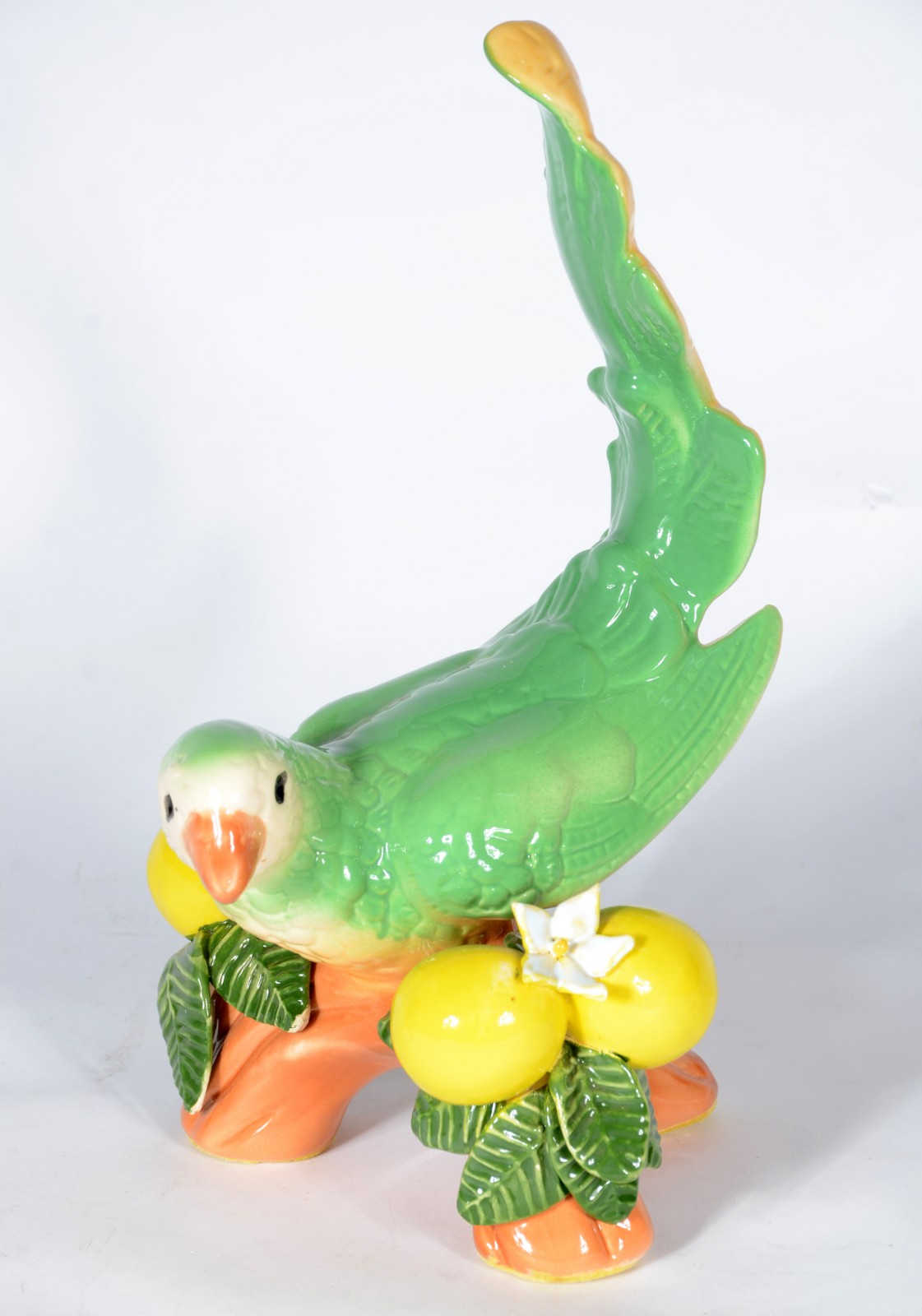 Escultura de porcelana policromada representando cacatua com limões... - foto 1 de 5