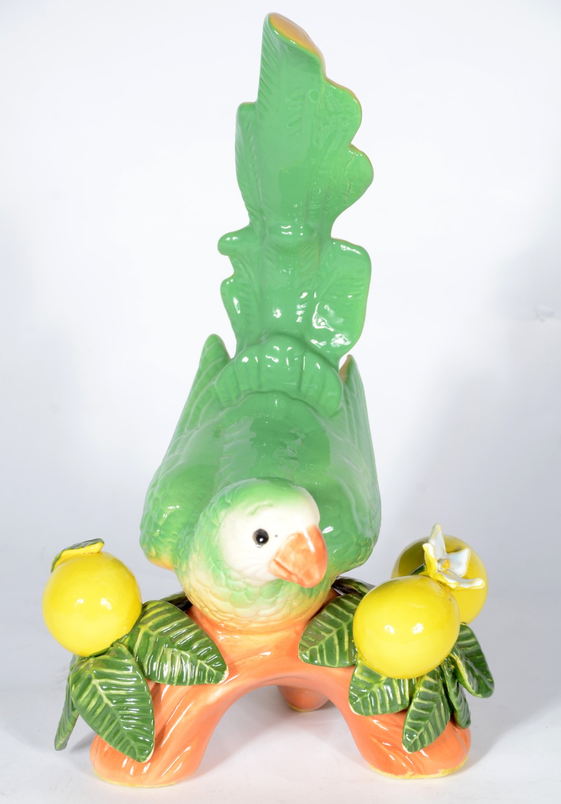 Escultura de porcelana policromada representando cacatua com limões... - foto 2 de 5